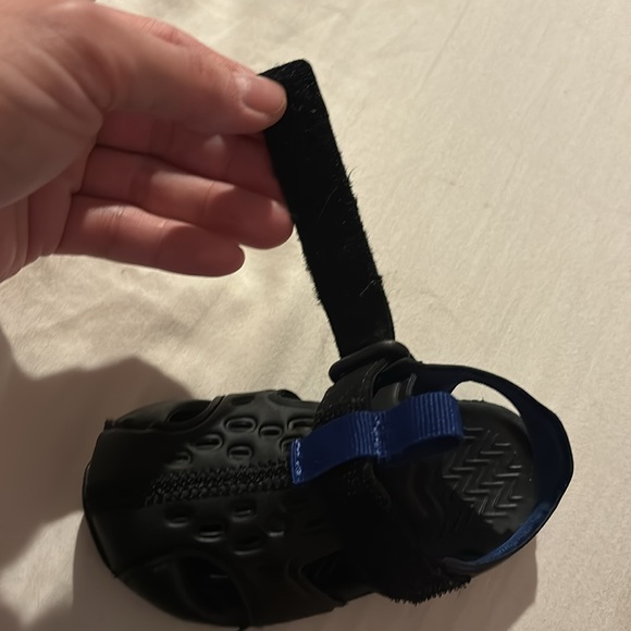 Kids size 4 Nautica sandals, closed toe strapped heel Velcro, black cobalt blue - Picture 6 of 9